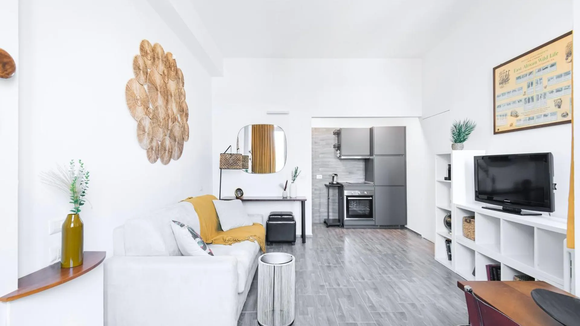 Easylife - Studio Moderno E Luminoso In Repubblica contacts